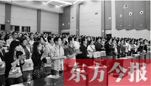 演員謝幕時，沒有觀眾離場，而是全部起立熱烈鼓掌