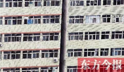 鄭州市城中村眾多類似這樣火柴盒式的房間，成了大中專畢業(yè)生們暫時安放青春和夢想的地方