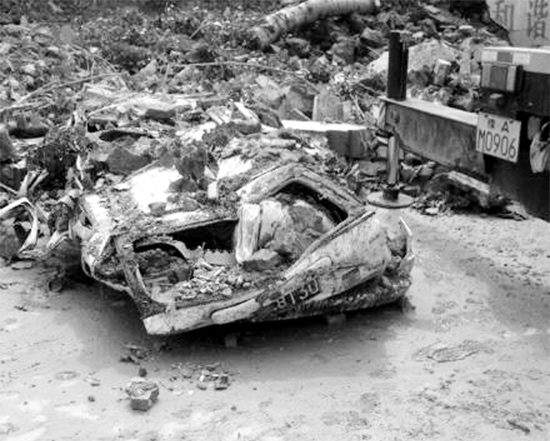 7月2日，新密市區(qū)，暴雨沖倒圍墻，一輛汽車被砸成“鐵餅”