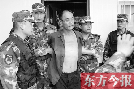 7月27日13時(shí)50分許，駐馬店市西平縣的“7·25”連環(huán)殺人案犯罪嫌疑人丁金華（左三）在禹州落網(wǎng)