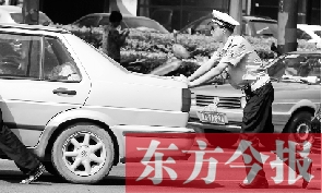 一輛車壞在了路中間，執(zhí)勤交警幫推車