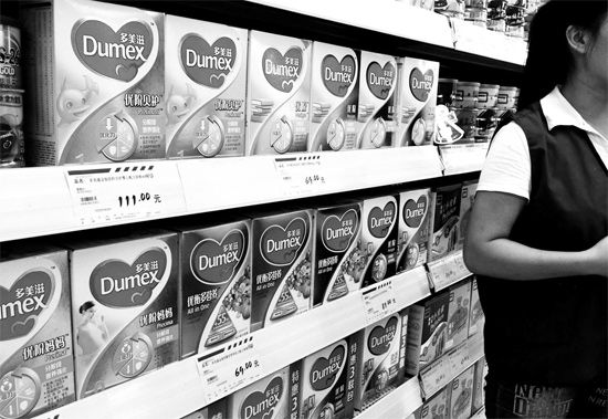 5日，鄭州一家超市內(nèi)，多美滋其他階段奶粉仍在售，但無人問津