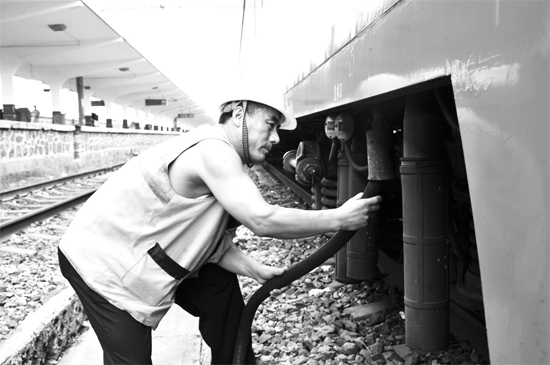 昨日，商丘火車站給水員在烈日下工作