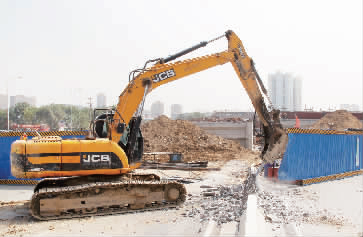 南陽路、北環(huán)快速路立交橋?qū)⑦M(jìn)行封閉施工，圖為工人正在拆除隔離欄