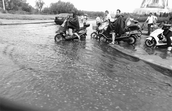 8月7日，鄭州一場(chǎng)暴雨，鄭州多處干道被淹，市民行路如過河