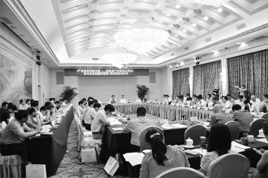 產(chǎn)業(yè)集聚區(qū)會(huì)議現(xiàn)場(chǎng)，各位專家學(xué)者對(duì)河南產(chǎn)業(yè)集聚區(qū)的發(fā)展建言獻(xiàn)策