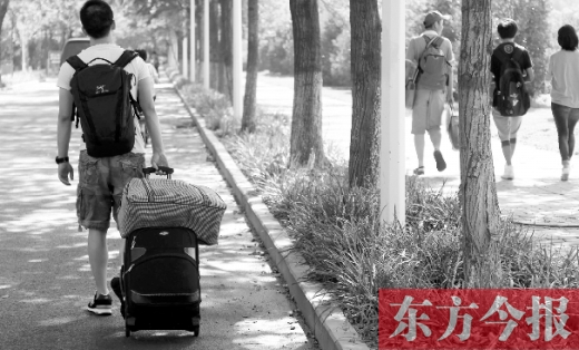 滿載著家人的希望，沿著學(xué)校的路標，鄭州大學(xué)新生入學(xué)了，一位新生自己帶著行李來報到