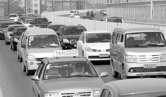 上午11點(diǎn)，鄭州市京廣快速路由北向南的路段已經(jīng)開(kāi)始擁堵，要是早晚高峰，更是堵得走不成