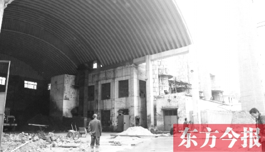 黃委會(huì)燃煤鍋爐房里幾臺(tái)機(jī)器正“整裝待發(fā)”，大煙囪拆除難