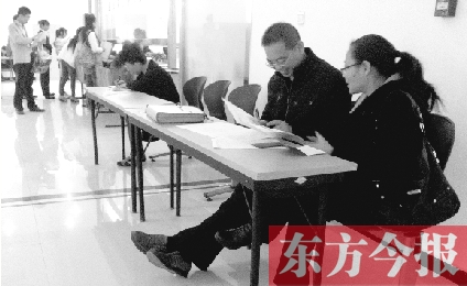 　　10月16日，鄭州市社保中心辦事大廳，新增的桌椅方便了前來(lái)辦理手續(xù)的市民