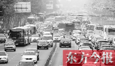 昨日下午4點，在花園路與黃河路口附近，車堵成了“一鍋粥”