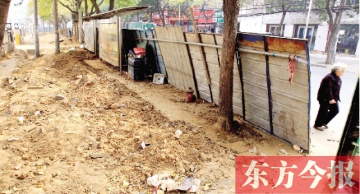 鄭州市紅專路與政七街交叉口，一工地“圍而不動”，步行者只好擇路而行