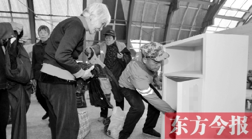 11月5日，孫德坤把棉衣送到今報的一處“愛有所衣”站點