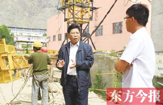 新鄉(xiāng)市援疆前方指揮部指揮長、伊吾縣委副書記鄭援越（中）深入一線調(diào)研