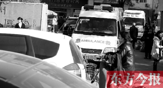 馬路上的機(jī)動(dòng)車越來(lái)越多，臨著大路鄭州市第一人民醫(yī)院門口，出急診的救護(hù)車常常遭遇堵車