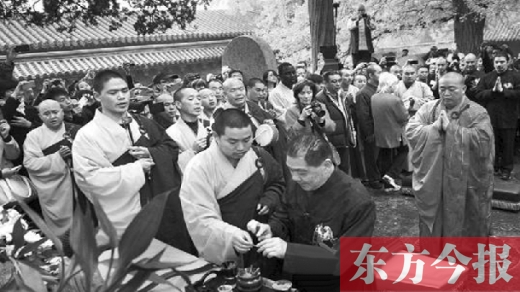 詠春“內(nèi)訌”風(fēng)波中的關(guān)鍵人物張卓慶(前排下跪者)和少林方丈釋永信參加了揭碑儀式 圖片來自南方都市報