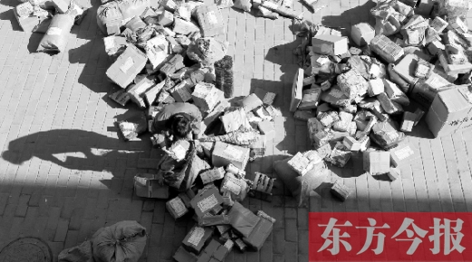 “雙十一”后，快遞員忙著送包裹，連水也不敢喝