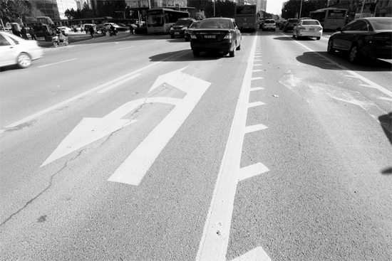 昨日，鄭州市金水路未來(lái)路口的“魚(yú)刺”車道，好多司機(jī)不知道咋走