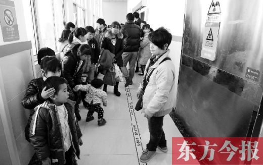 11月30日上午，星星等20余名“袖珍人”到鄭州市兒童醫(yī)院進(jìn)行骨齡測定