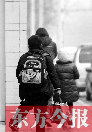 一名學(xué)生背著書包走出校門準(zhǔn)備回家。教育部發(fā)布規(guī)定，其中明確規(guī)定教師收禮、有償補(bǔ)課等行為將受到相應(yīng)處分