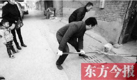 12月3日，鄭州市隴海路。執(zhí)法人員對一只“辦了證卻不系繩”的狗進行捕捉