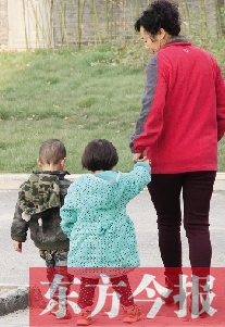 男孩兒姓“鄭”，女孩兒姓“周”（取“州”諧音），即“鄭州”之意，這一取名法得到了認可