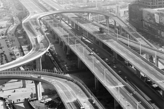 昨日，已經開始施劃交通標線的鄭州市三環(huán)快速路北環(huán)高架橋部分