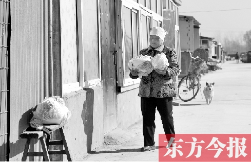 在京水村的臨時過渡區(qū)內(nèi)，62歲的村民白小英對未來的生活充滿期待