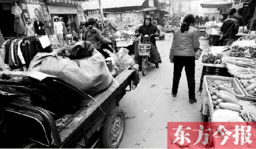 和所有的都市村莊一樣，老鴉陳也充滿(mǎn)著形形色色的人，窄窄的巷子因占道經(jīng)營(yíng)變得更加狹窄