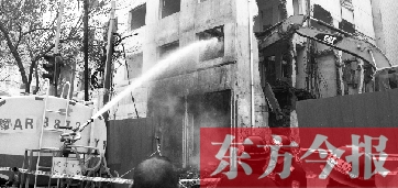 昨天早上8點半，鄭州市農業(yè)路一拆遷工地，用兩臺噴水車噴水除塵，有效地阻止了施工揚塵