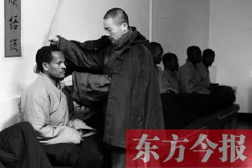 少林功夫講究禪武合一，坐禪當(dāng)然少不了,別看就是坐坐，姿勢(shì)都要師傅教