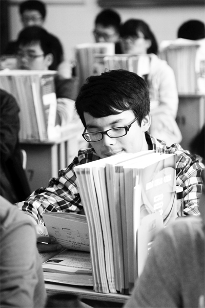 一所學校的高三學生正在加班加點復習，不少同學都開始為自主招生報名忙活了