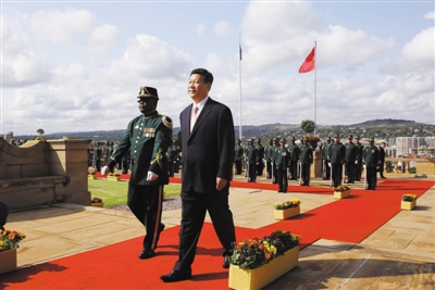 3月26日，南非總統(tǒng)祖馬在比勒陀利亞聯(lián)邦大廈前廣場舉行儀式，歡迎中國國家主席習(xí)近平訪問南非。這是習(xí)近平檢閱儀仗隊(duì)。新華社記者 蘭紅光 攝