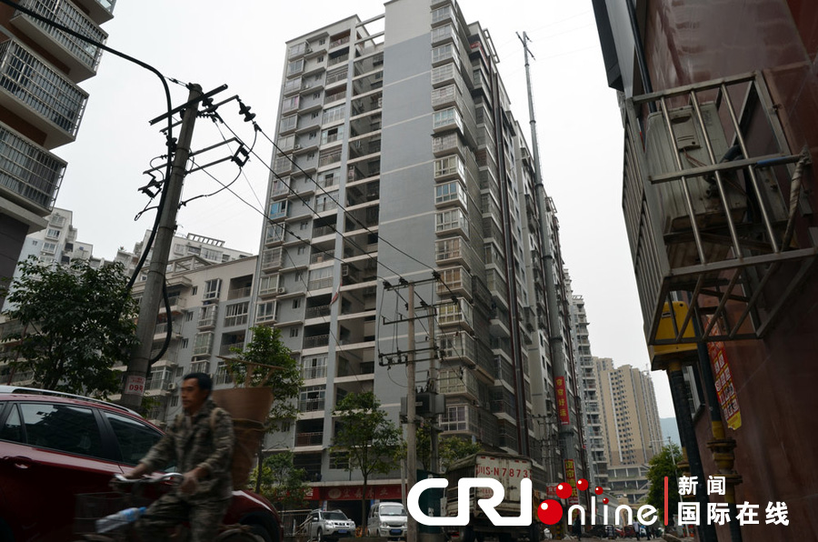 2013年4月2日，四川達城，電線桿足足有19層樓高，而且離小區(qū)住戶的房屋很近。圖片來源:張驥/CF