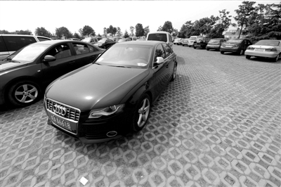 3月30日，掛有AZG(安徽政府公務(wù)的拼音縮寫）通行證的車輛停放在合肥市小蜀山公墓停車場內(nèi)。