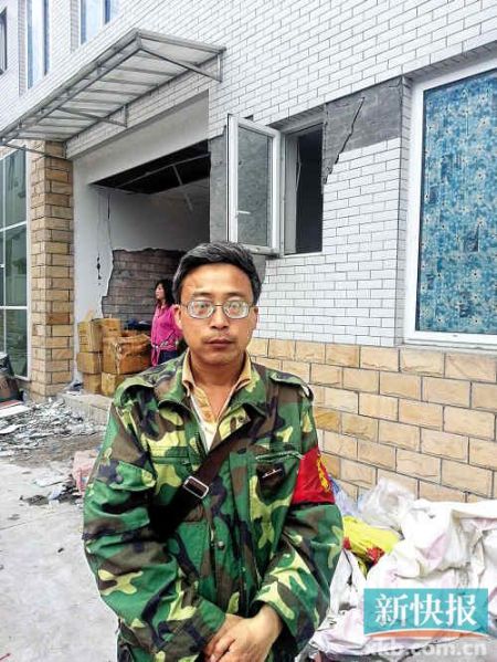 被免副鄉(xiāng)長楊成毅成災(zāi)區(qū)首位免職干部，接受新快報記者采訪時稱：“服從組織決定，大難當前官位不要緊”