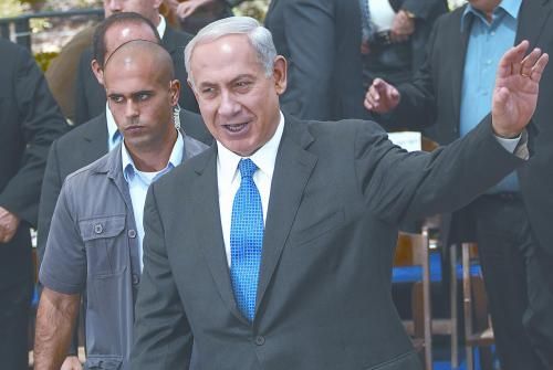 經以總理內塔尼亞胡主持的內閣秘密會議決定，以空軍接連對敘利亞多處目標實施空襲。圖為內塔尼亞胡5日出席內閣會議。