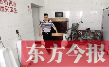 男廁中擺放的電視機、柜子、自行車等物品