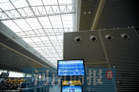 　鄭州東站三樓候車大廳，雖然空調(diào)處有涼風(fēng)吹出，但陽光通過頂棚照進(jìn)，導(dǎo)致整個(gè)大廳的空調(diào)制冷效果不明顯