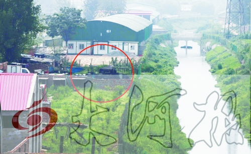 　彩虹橋西南側有一個大型地溝油加工窩點，廢水流入旁邊的排水渠。