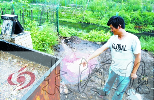 煉油點將骯臟、臭氣熏人的廢水直接排入溝渠。