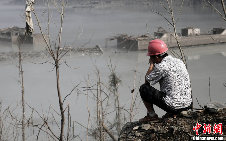 7月14日，四川綿陽(yáng)，在水下沉寂了5年多的北川漩坪鄉(xiāng)浮出水面，如海市蜃樓飄浮在堰塞湖水面，回來(lái)看自己