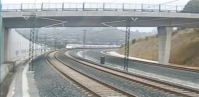 時速190公里的列車通過一個限速80公里的急轉(zhuǎn)彎。