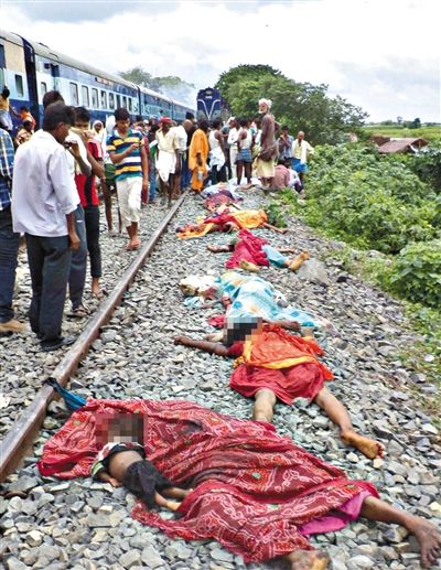 19日，事故現(xiàn)場(chǎng)遇難者的遺體。