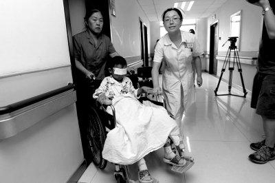 昨天，斌斌被推出病房，準(zhǔn)備換藥。記者 譚青/攝