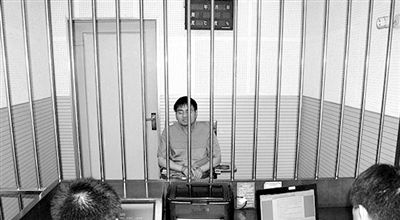 警方審訊犯罪嫌疑人“秦火火”。