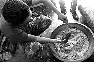 10日，敘反對派人員正在制作武器。