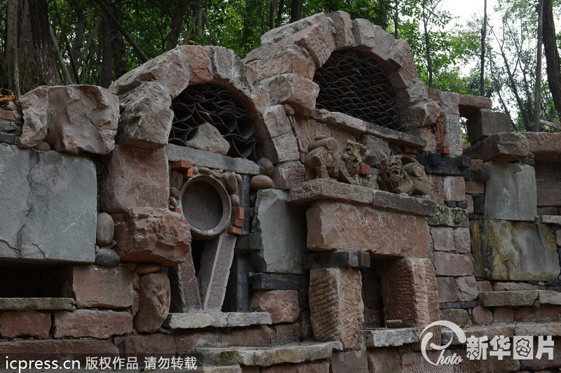 2013年9月23日，有網(wǎng)友近日?qǐng)?bào)料重慶一所大學(xué)正在修建稀奇古怪的校大門