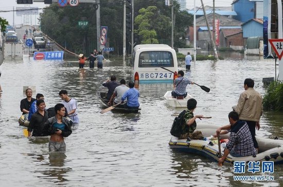 臺風(fēng)“菲特”造成浙江余姚市城區(qū)大面積被淹，城市交通基本癱瘓，部分區(qū)域停電停水。