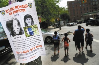 2013年7月23日，貼在紐約街頭的征詢(xún)線索傳單，這天是“希望寶寶”被發(fā)現(xiàn)遇害的日子，每年這天警方都